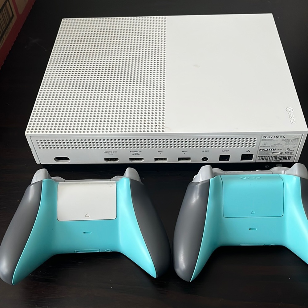 Xbox one s,white,1 controller , power cord included